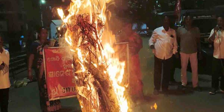 ରଣପୁର ରେ ନିର୍ବାଚନ କମିଶନ ଙ୍କ ଇସ୍ତଫା ଦାବୀ ସହ କୁଶ ପୁତ୍ତଳିକା ଦାହ